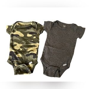 2 Gerber’s onesies 0-3 months Camouflage and Gray Baby Bodysuit Set
